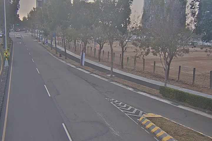 經貿路/經貿八路(右側車流往河南路)