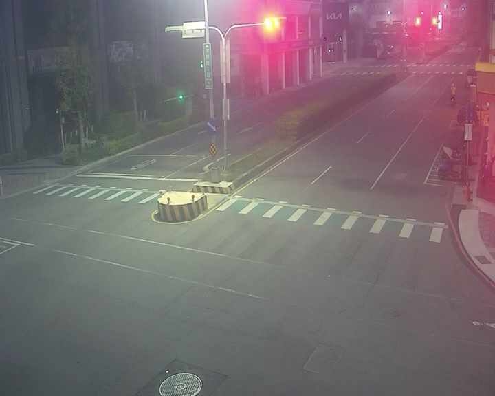 文心路/河南路(右側車流往台灣大道)