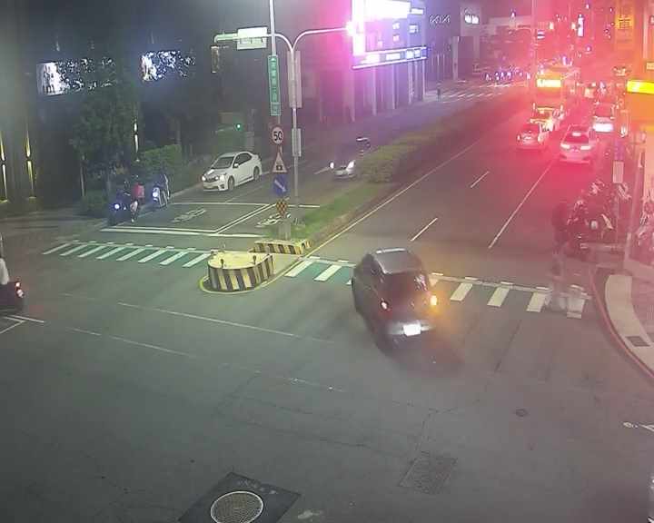 文心路/河南路(右側車流往台灣大道) Wenxin Rd/Henan Rd(Right side Traffic flow to Taiwan Blvd.)