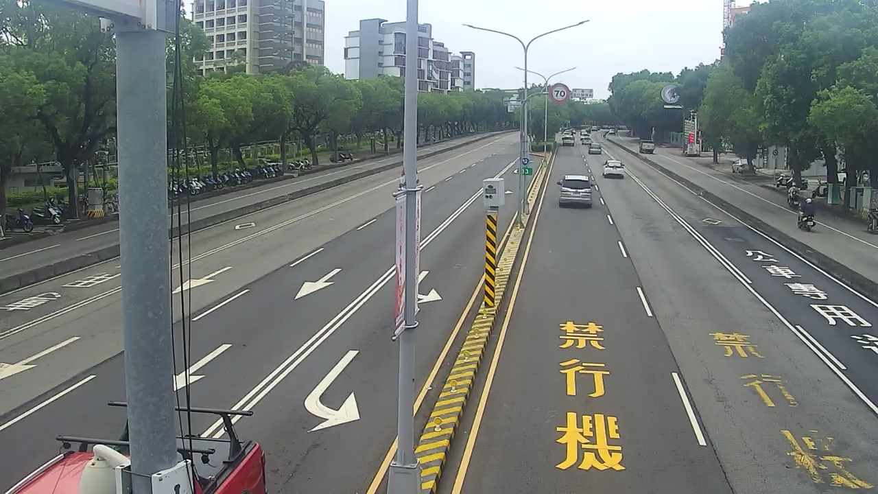 臺灣大道/東大路(右側車流往文心路)