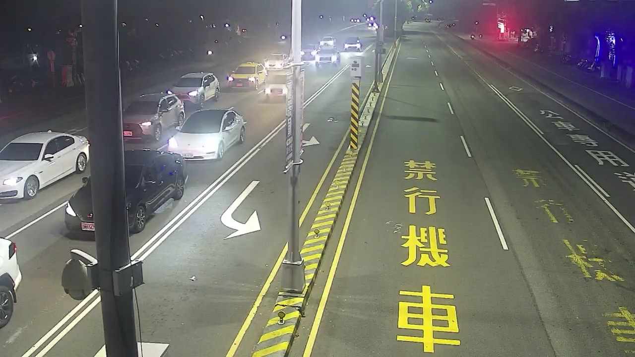 台灣大道/東大路(右側車流往沙鹿)