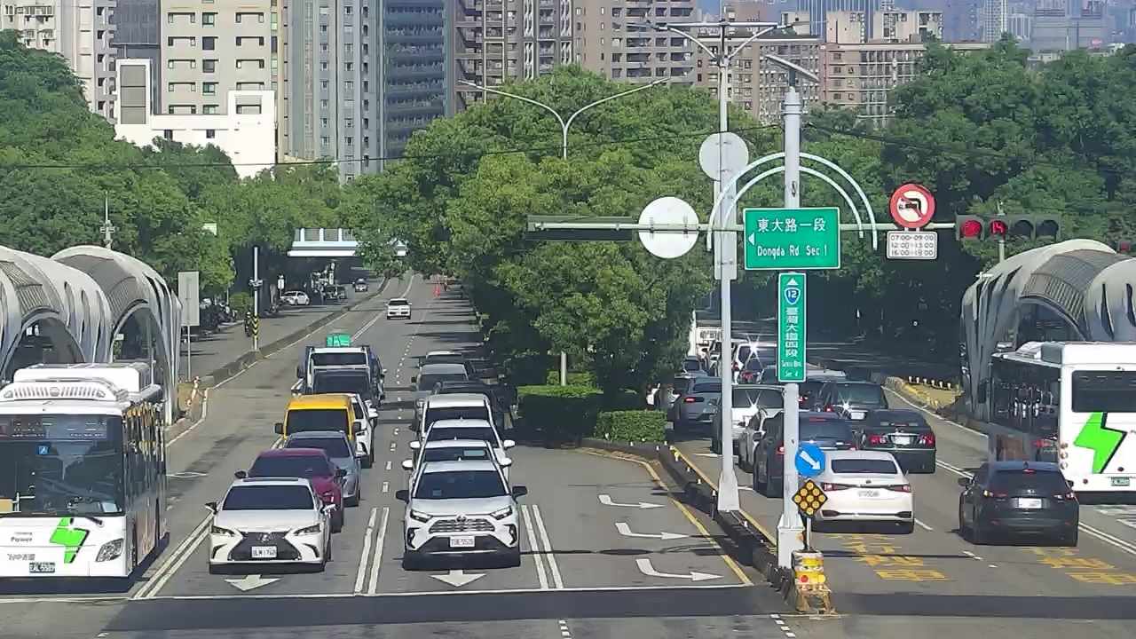 台灣大道/東大路(右側車流往沙鹿)