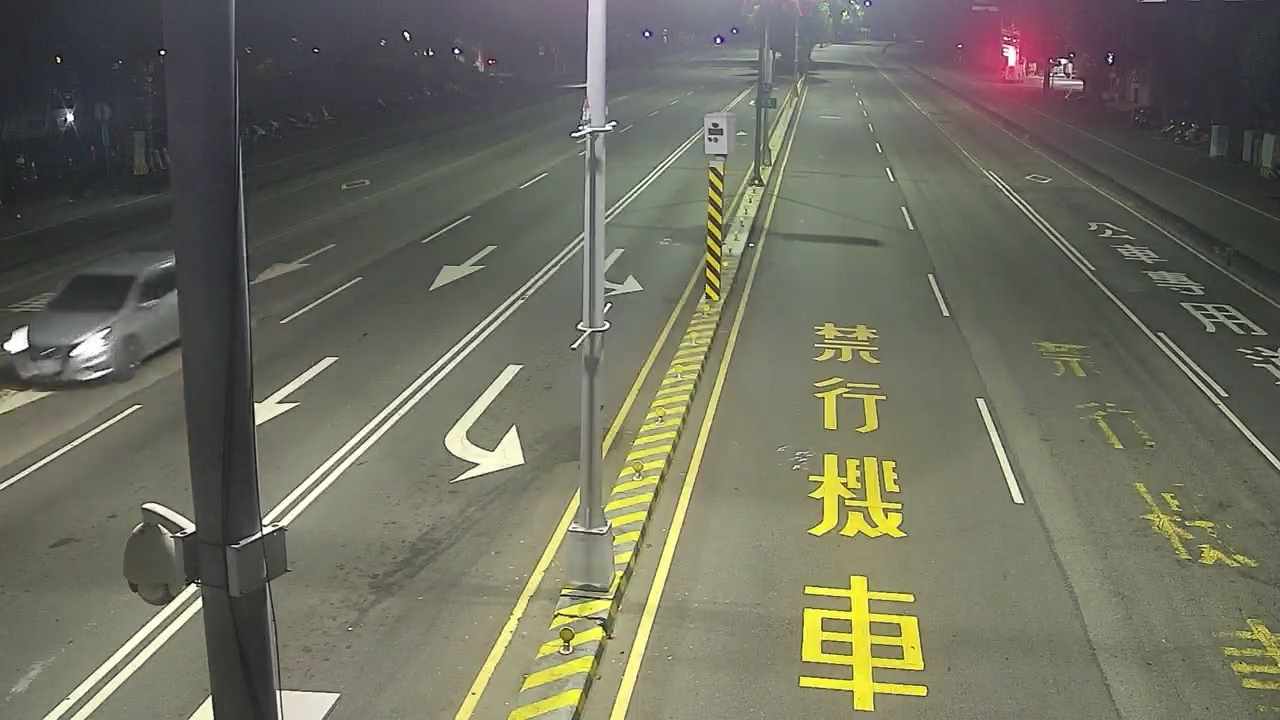 台灣大道/東大路(右側車流往沙鹿)