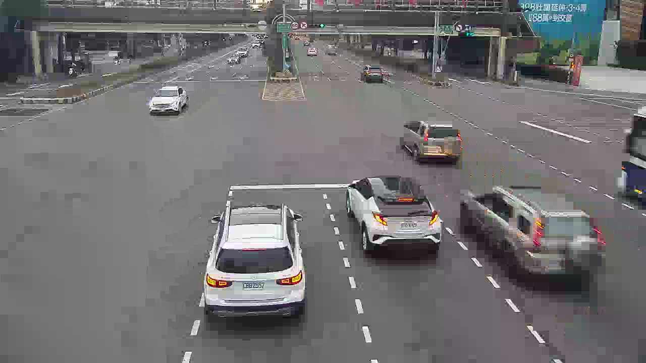 臺灣大道/河南路(右側車流往文心路)