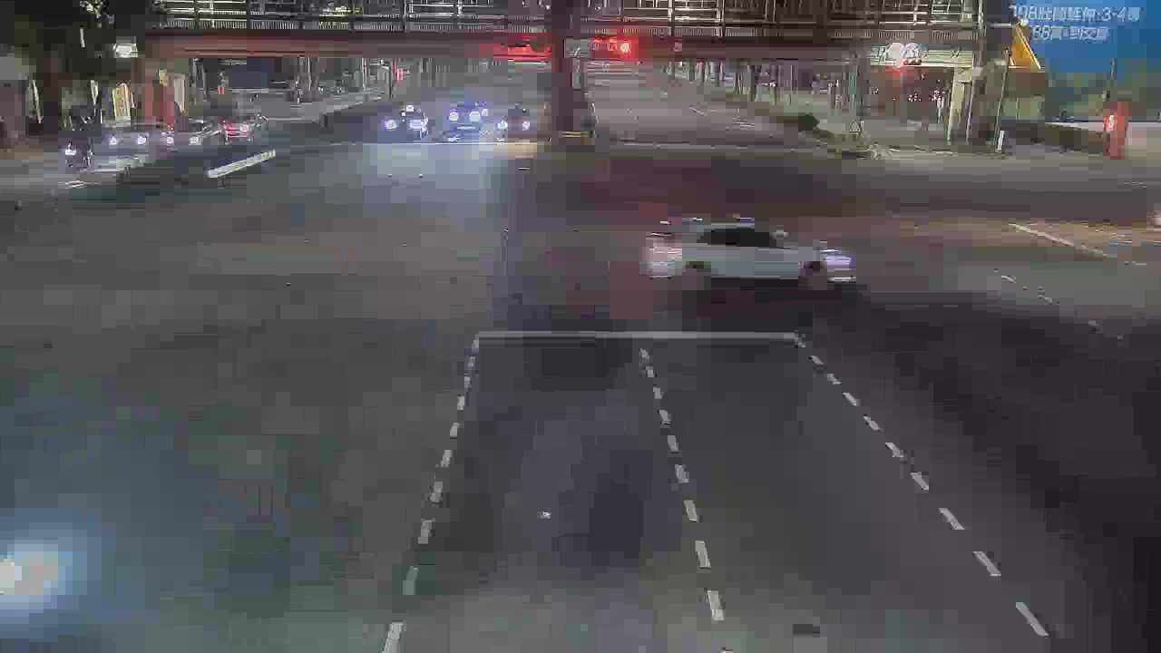 臺灣大道/河南路(右側車流往文心路)