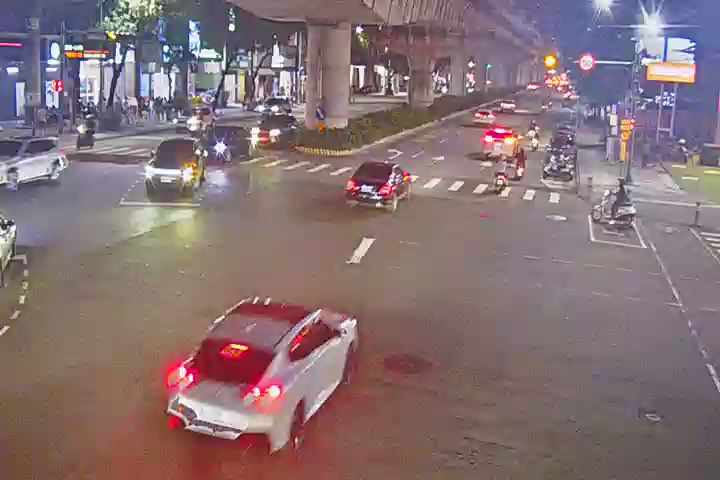 文心路/公益路(右側車流往向上路) Wenxin Rd./Gongyi Rd.( Right side Traffic flow to Xiangshang Rd.)