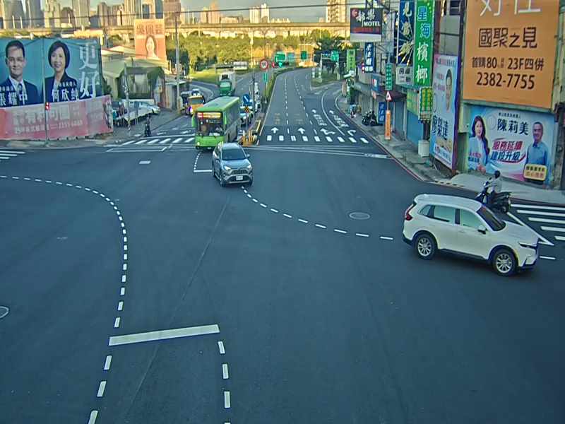 五權西路/忠勇路(右側車流往南屯交流道)