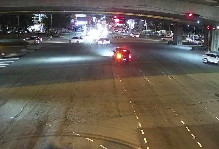 五權西路/環中路西側(右側車流往文心路)