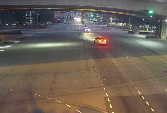 五權西路/環中路西側(右側車流往文心路)