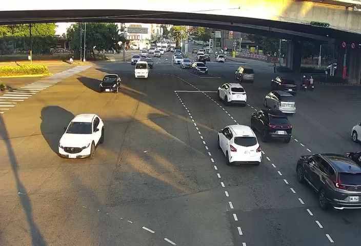五權西路/環中路西側(右側車流往文心路)
