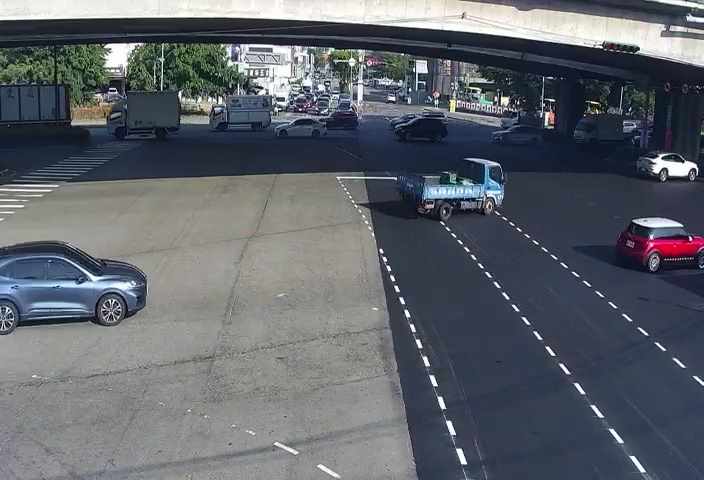 五權西路/環中路西側(右側車流往文心路)