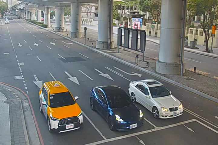 文心路/向上南路(右側車流往臺灣大道)