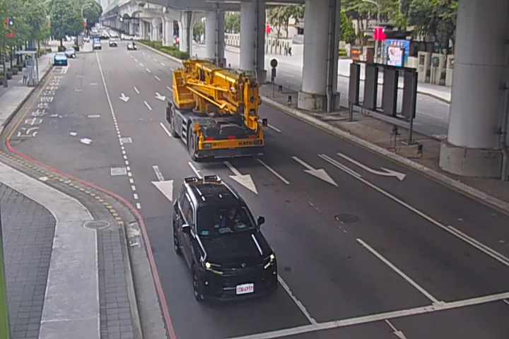 文心路/向上南路(右側車流往台灣大道)Wenxin Rd./Xiangshang S. Rd. (Right side Traffic flow to Taiwan Blvd)