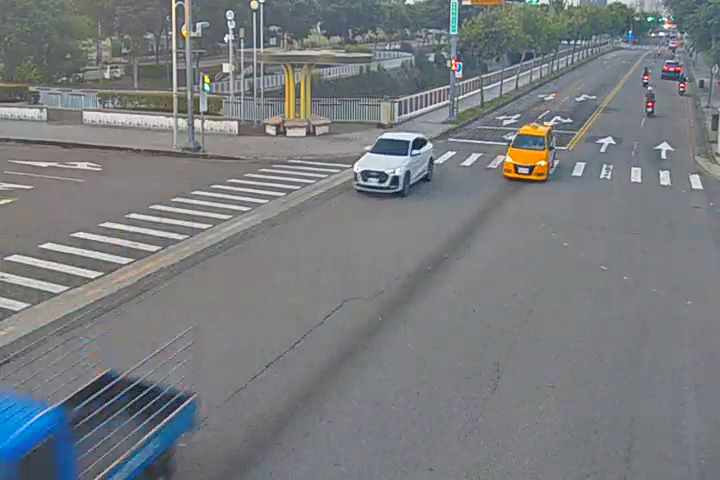 台中市  [07213]黎明路/廣福路(車流往中清路),Jingmao Rd/Guangfu Rd (Right side Traffic flow to Zhongqing Rd) 距離0.7公里 氣溫33.1度