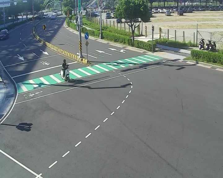 中科路/經貿八路(右側車流往環中路) Zhongke Rd/Jingmao 8th Rd (Right side Traffic flow to Huanzhong Rd)