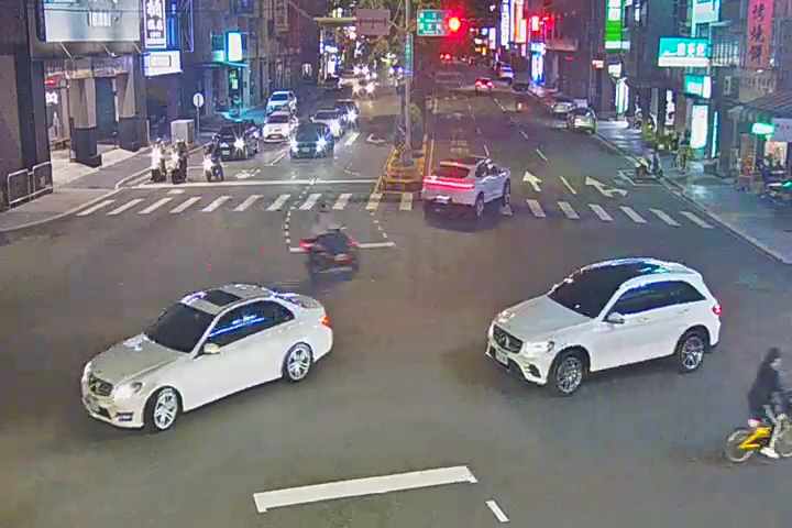 五權西路/惠文路(右側車流往文心路)