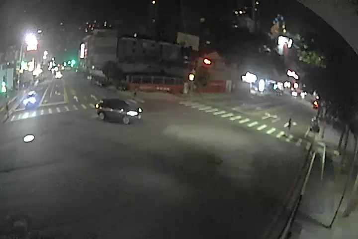 朝富路、朝馬路(右側車流往臺灣大道)