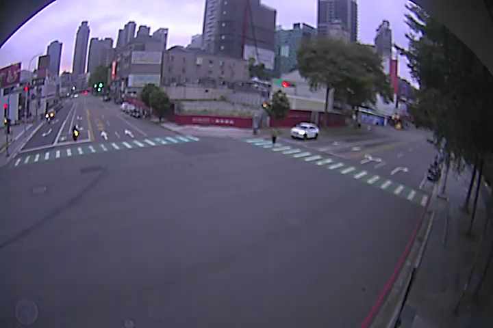 朝富路、朝馬路(右側車流往臺灣大道)