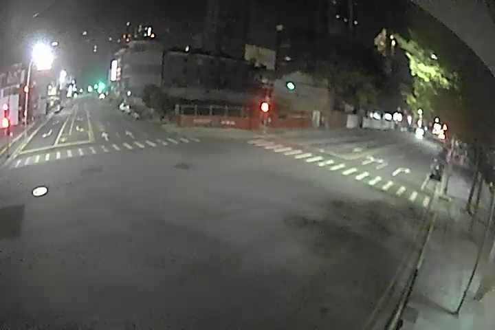 朝富路、朝馬路(右側車流往臺灣大道)