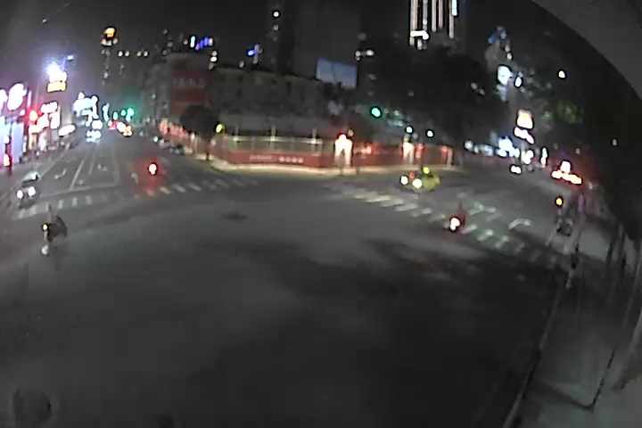 朝富路、朝馬路(右側車流往台灣大道)