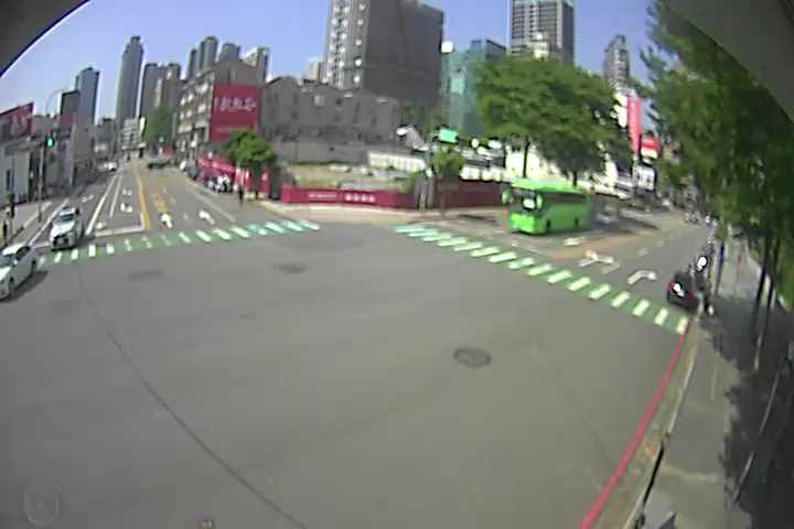 朝富路、朝馬路(右側車流往台灣大道)