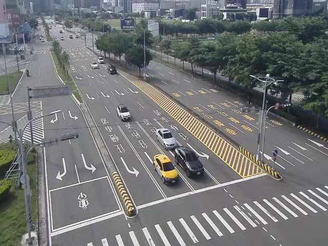 市政路/環中路(右側車流往文心路)