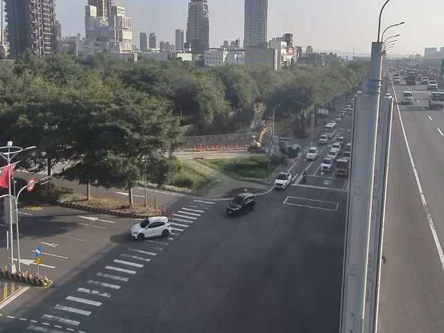 市政路/環中路(右側車流往文心路)
