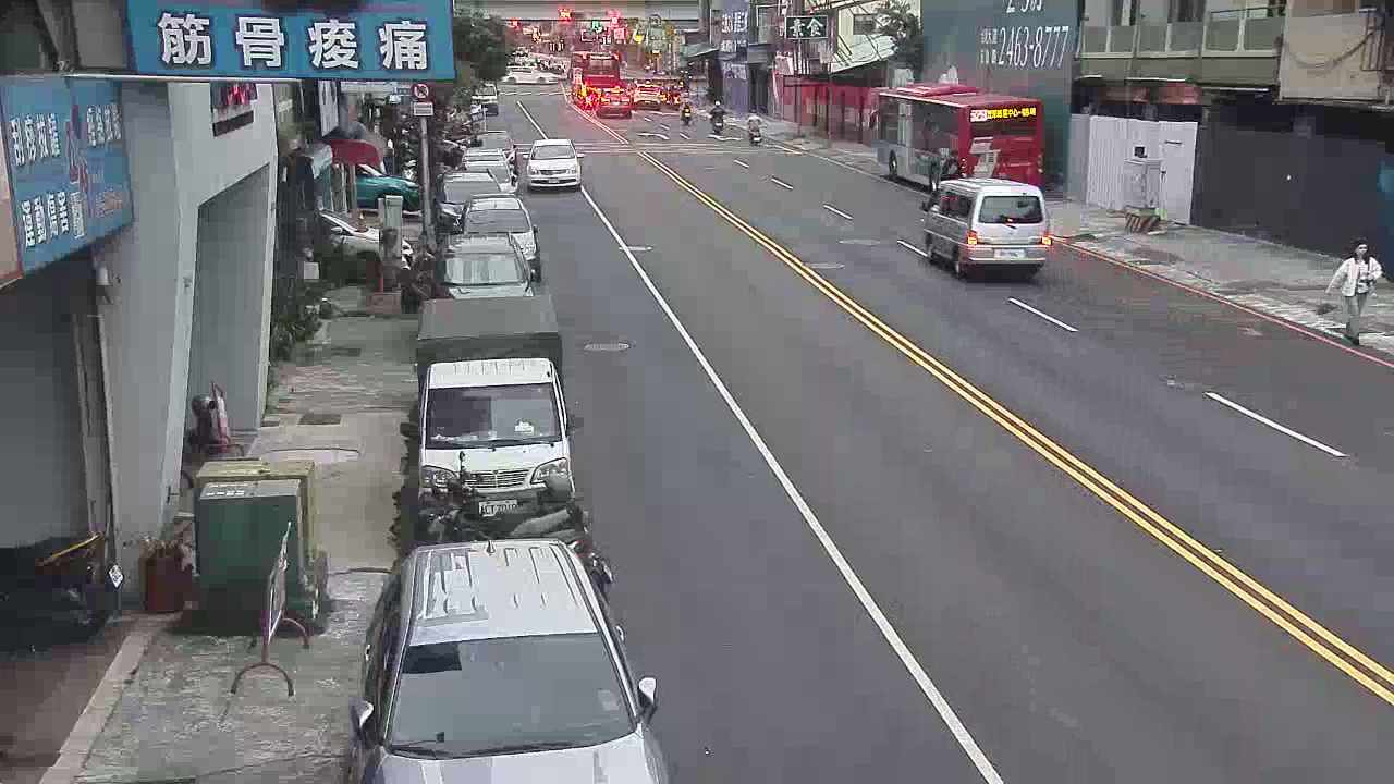 黎明路/朝馬路(右側車流往臺灣大道)