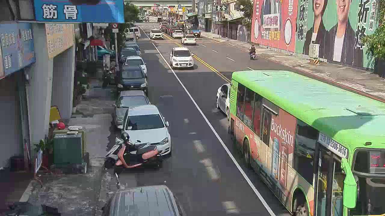 黎明路/朝馬路(右側車流往台灣大道)