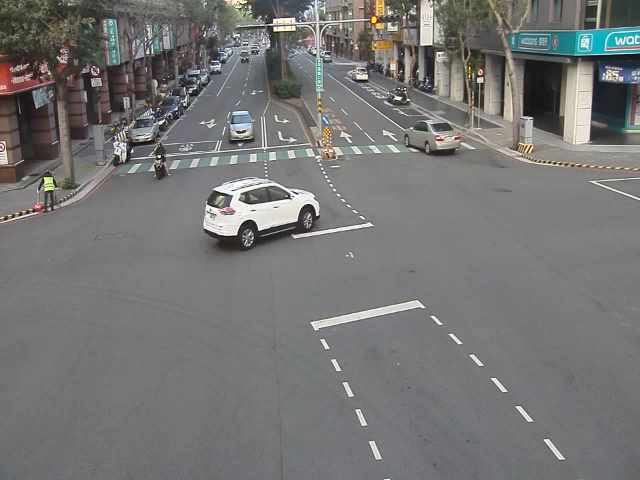 公益路/黎明路(右側車流往環中路)