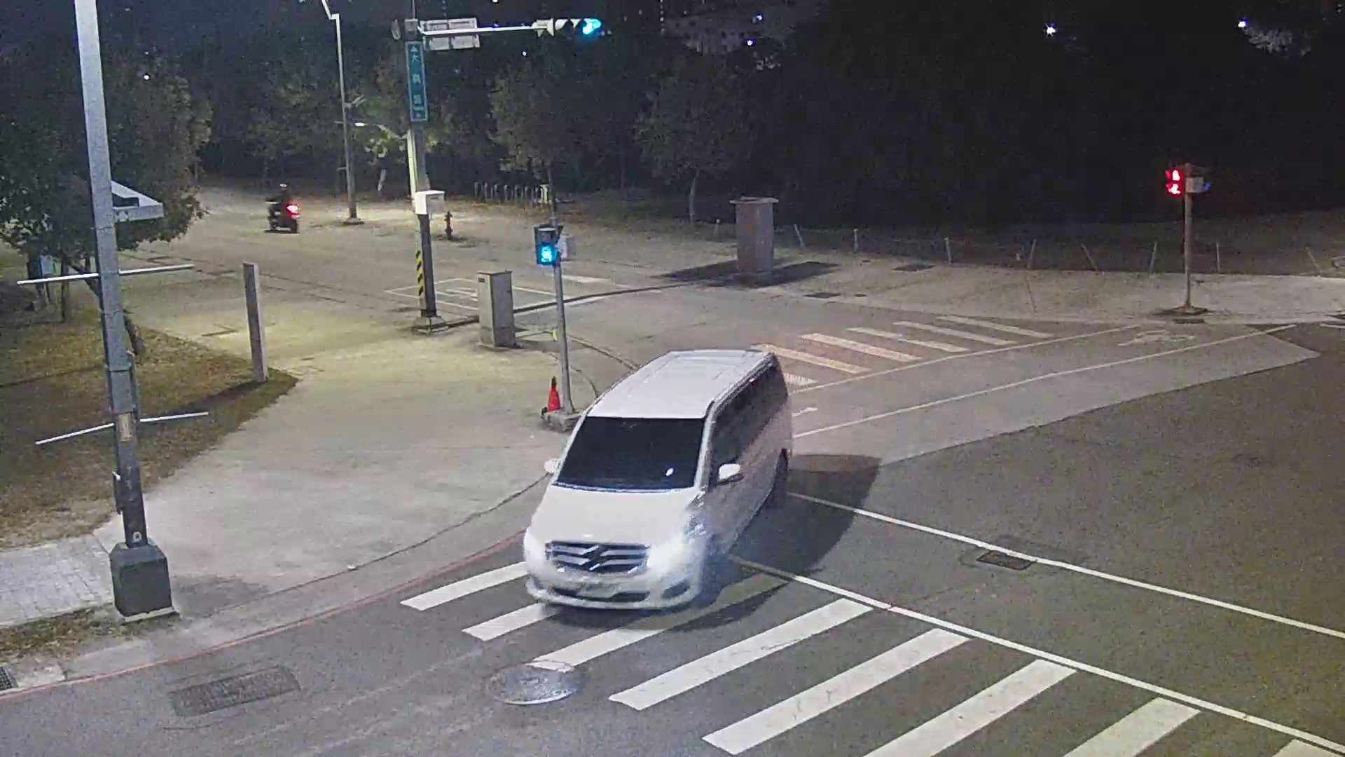 大鵬路/中科路(右側車流往中清路)