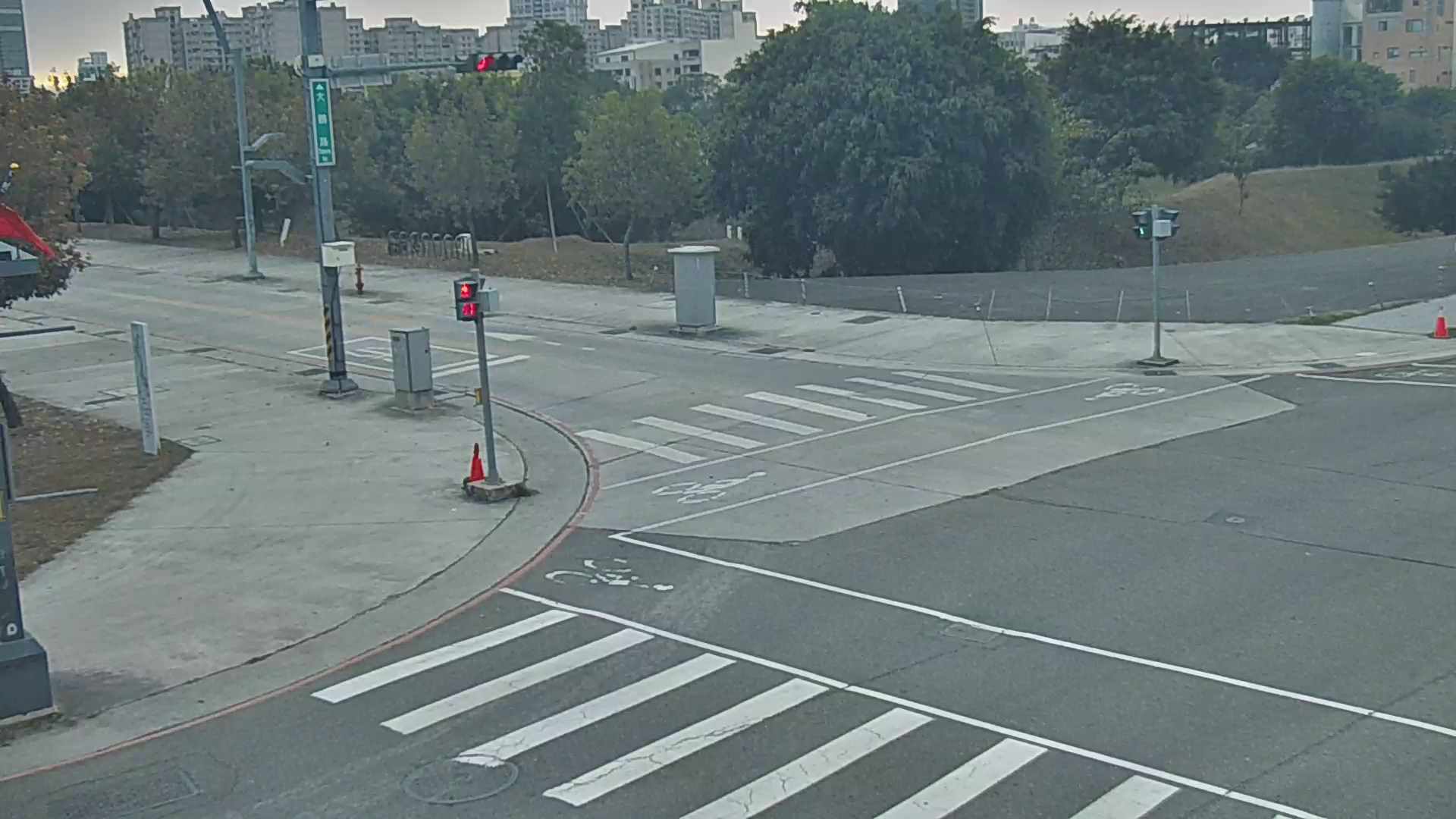 大鵬路/中科路(右側車流往中清路)