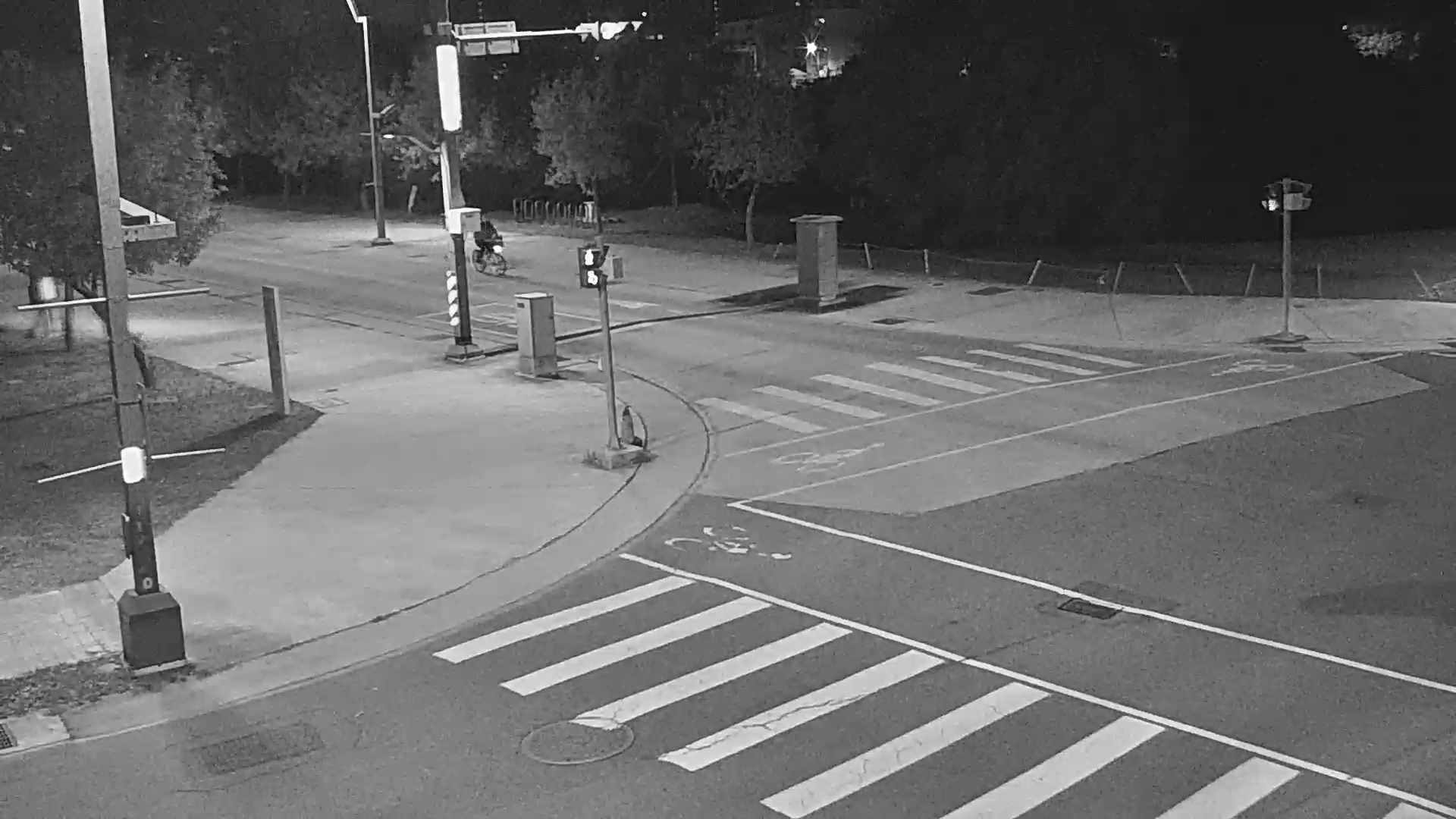 大鵬路/中科路(右側車流往中清路)