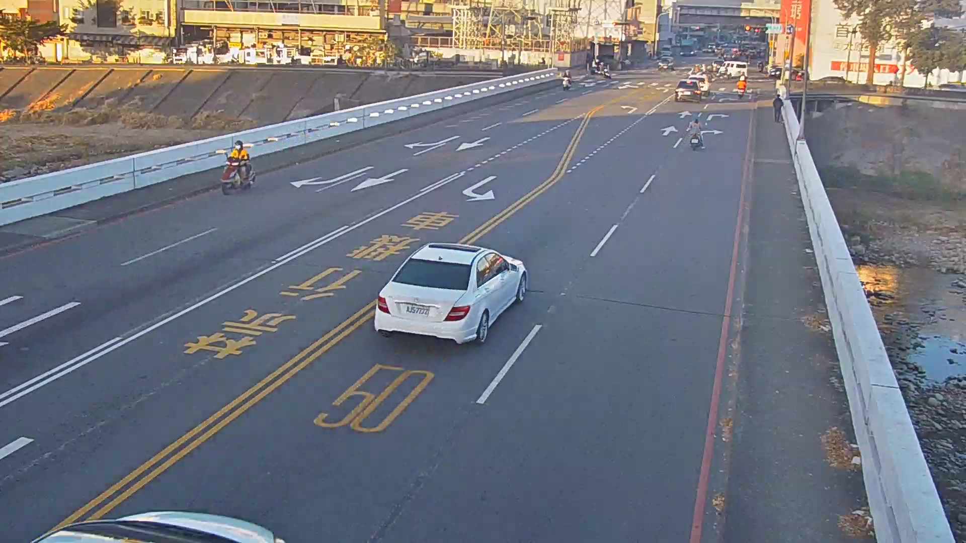 精武路/旱溪東路(右側車流往進化路)